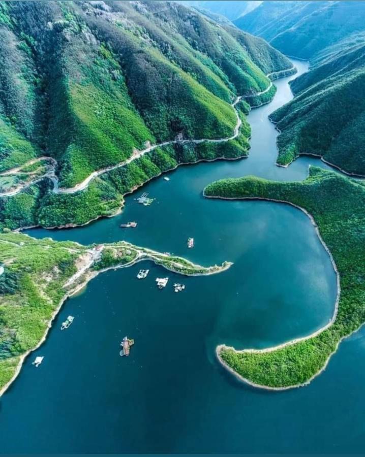 Къща Томови,Стаи За Гости Devin Luaran gambar